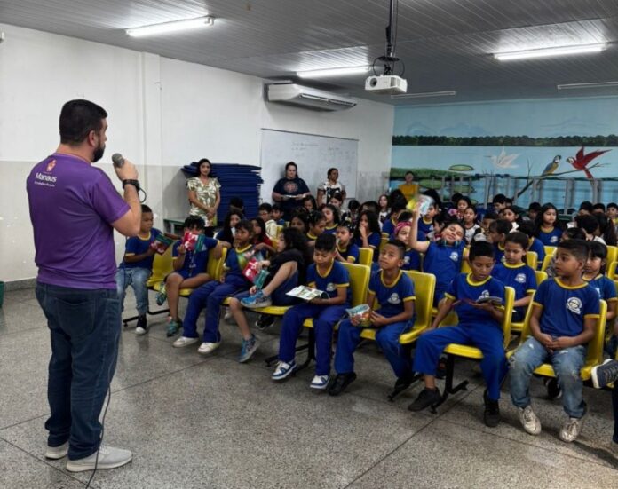 Prefeitura de Manaus realiza ações em escolas municipais para conscientizar sobre combate à violência contra a pessoa idosa