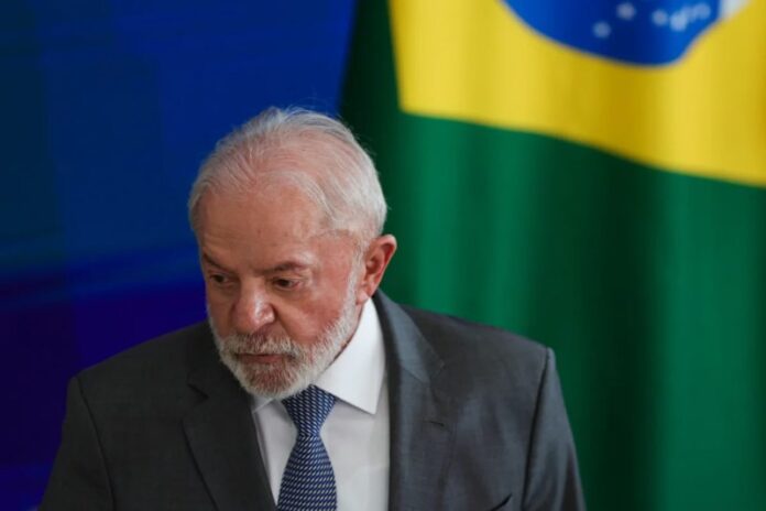 Presidente-Lula-durante-a-cerimonia-de-entrega-do-Premio-MEC-da-Educacao-Brasileira-Metropoles-9(1)