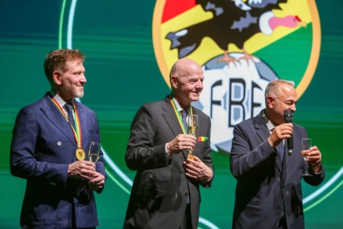 Presidente da Fifa promete levar Copa do Mundo à Bolívia