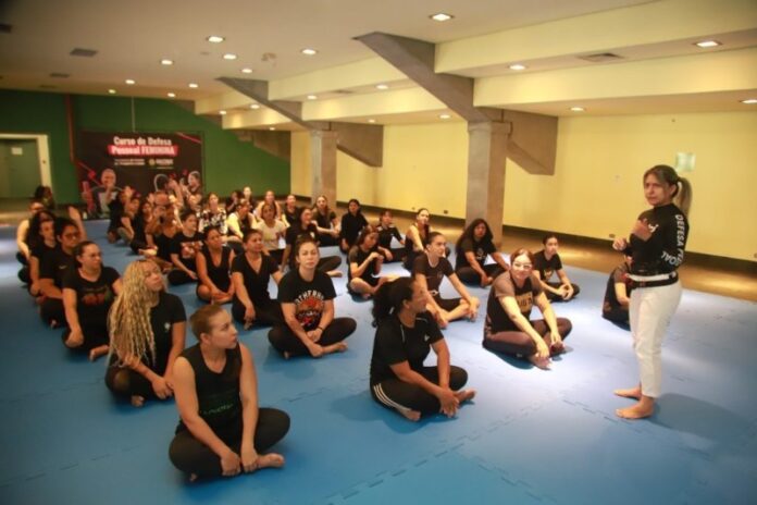 SEDEL-Aula-de-Defesa-Pessoal-Feminina-no-Formando-Campoes-FOTO-Divulgacao-Sedel-1024x682