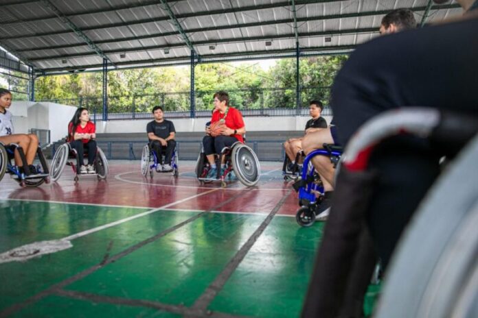 UEA-Inclusao-na-pratica-Curso-de-Educacao-Fisica-da-UEA-promove-aulas-sobre-o-manuseio-de-cadeira-de-roda-Fotos-Gustavo-Rodrigues-1-1024x682