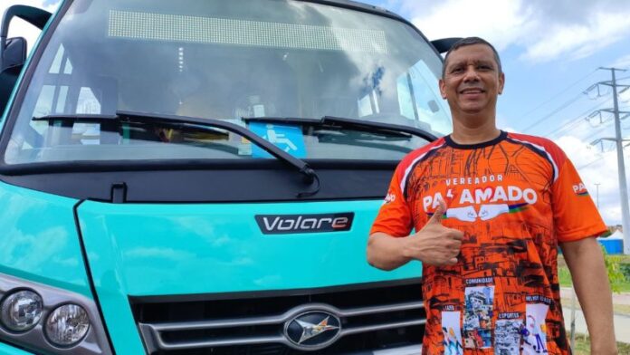 Um-avanco-historico-no-transporte-publico-de-Manaus-afirma-Pai-Amado-sobre-novos-micro-onibus-alternativos (1)