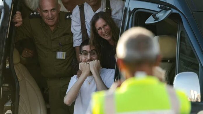 Veja reação de refém que _cavou própria cova_ ao rever amigos em Israel