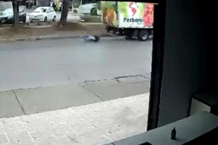 Vídeo_ homem se pendura em caminhão, cai e é arrastado por rua no DF