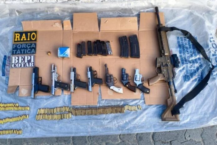 foto-colorida-armas-de-fogo-apreendidas-durante-acao-da-pm-no-ceara