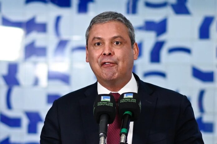 lider-do-PT-na-Camara-Lindbergh-Farias-concedeu-coletiva-no-Salao-Verde-para-apresentar-representacao-em-que-pede-a-prisao-do-ex-presidente-Jair-Bolsonaro-Metropoles-6