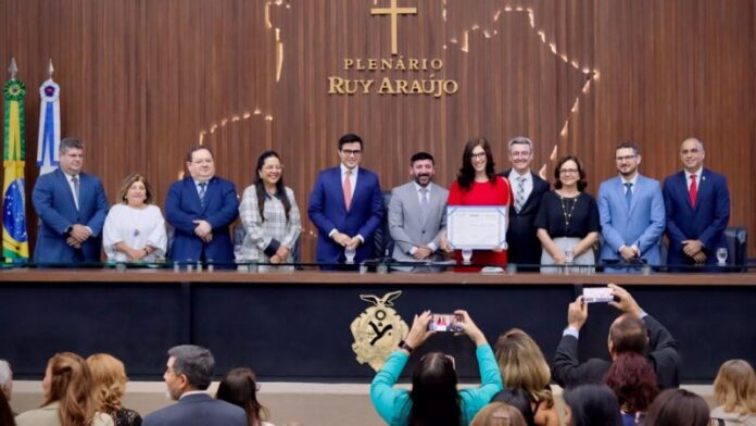 Aleam-concede-Titulo-de-Cidada-do-Amazonas-a-promotora-de-Justica-Clarissa-Moraes-Brito