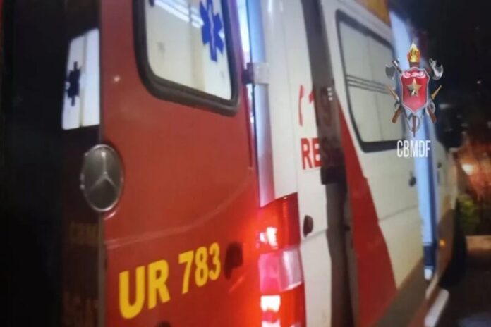 Árvore cai, derruba poste sobre carro e mulher fica presa em veículo