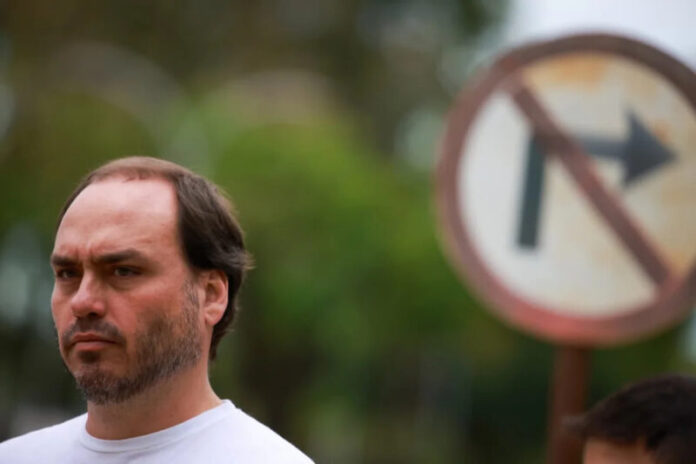 CARLOS-BOLSONARO-VISITANDO-O-PAI