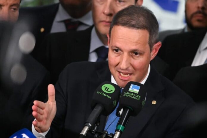 Derrite faz 4º relatório de PL, modula fundo da PF e define facções