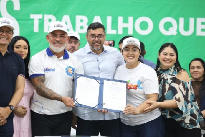 Em-Maues-governador-Wilson-Lima-assina-ordem-de-servico-para-recuperacao-viaria-anuncia-investimentos-em-agua-e-entrega-iluminacao-publica-1_foto-Arthur-Castro-Secom-1024x682