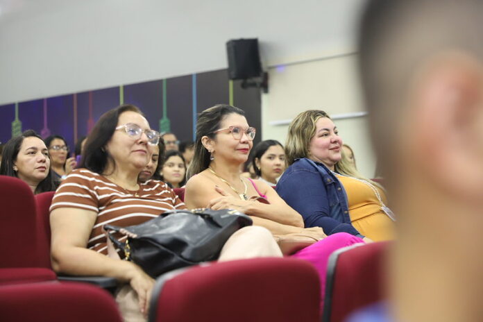 Estudantes de pedagogia recebem certificação da Prefeitura de Manaus por participação nos programas ‘Alfabetiza+’ e ‘Alfabetiza Manaus’