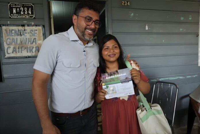 Governador-Wilson-Lima-inicia-entrega-de-novos-cartoes-do-Auxilio-Estadual-no-Alto-Solimoes-1_Governador-Wilson-Lima-e-Keyte-Raphaela-de-Benjamin-Constant_foto-Mauro-Neto-Secom-1024x683