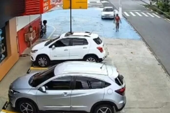“Livramento”_ motorista sofre mal súbito e quase atropela mulher em SP. Vídeo