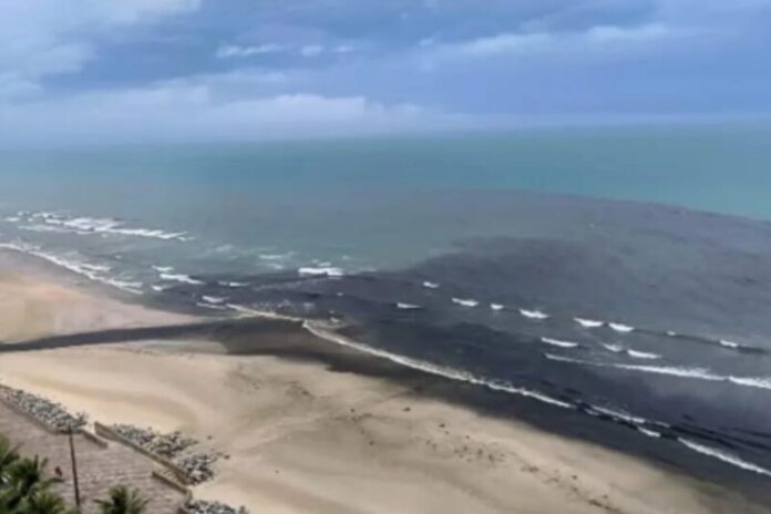 Mancha preta com forte odor atinge mar no litoral. Cidade multa Sabesp