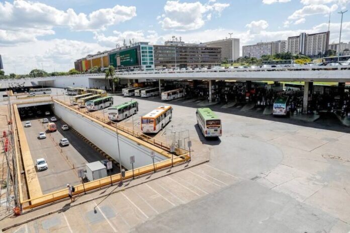 Motorista de ônibus é agredido no DF após negar parada fora do ponto