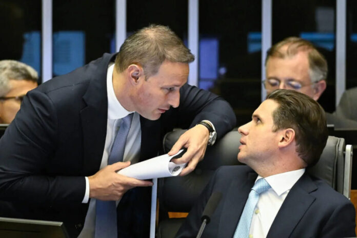 O-deputado-Guilherme-Derrite-PP-SP-conversa-com-Hugo-Motta-Republicanos-PB-durante-sessao-no-plenario-da-Camara-dos-deputados-Metropoels-3-scaled-e1763388711172