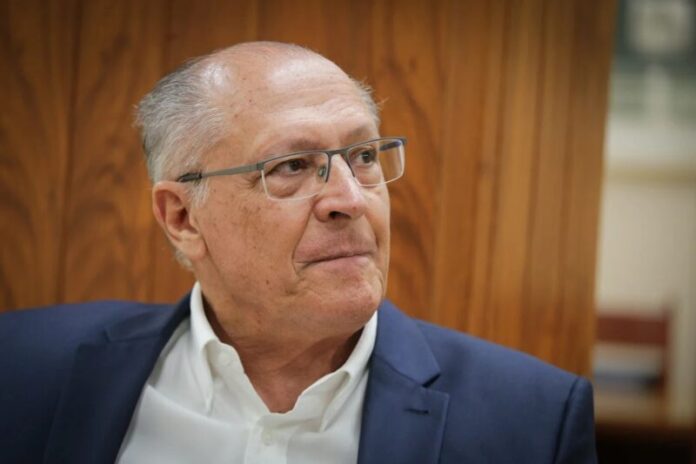 O-vice-presidente-Geraldo-Alckmin-fala-sobre-a-morte-do-papa-Francisco-em-entrevista-ao-Metropoles-em-seu-gabinete-no-Palacio-do-Planalto-Metropoles-7 (1)