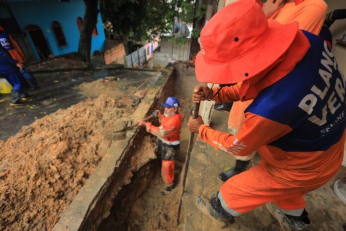 Prefeitura de Manaus realiza força-tarefa para recuperar drenagem profunda e reforçar infraestrutura na zona Oeste 3