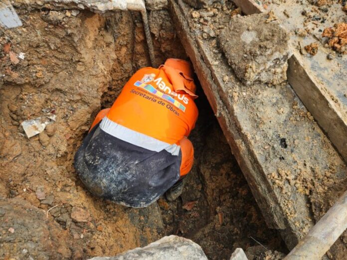 Prefeitura de Manaus realiza manutenção de rede de drenagem profunda no bairro Compensa 2