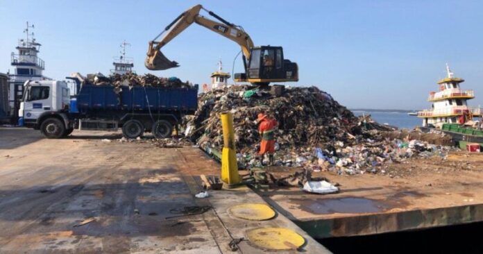 Prefeitura de Manaus realiza oitava operação de transbordo e reforça compromisso com a limpeza dos rios e igarapés 2