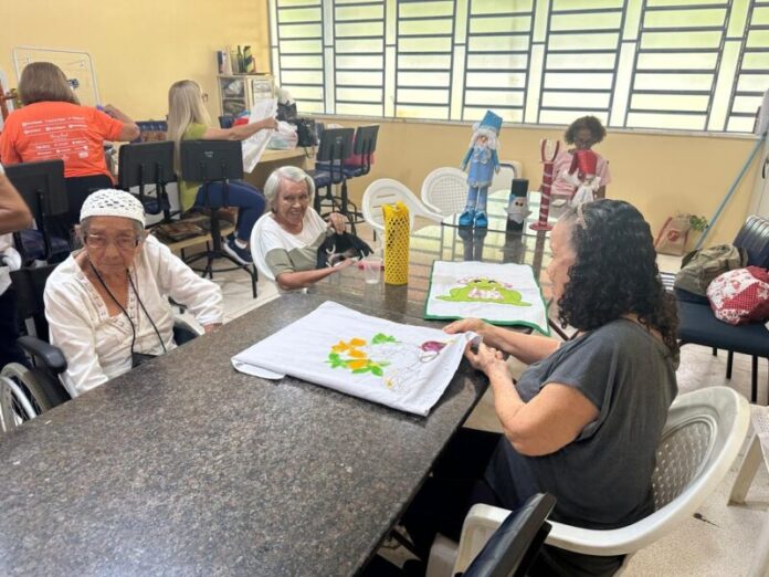 Prefeitura de Manaus reforça bem-estar emocional de idosos com aulas de artesanato no Parque Municipal do Idoso