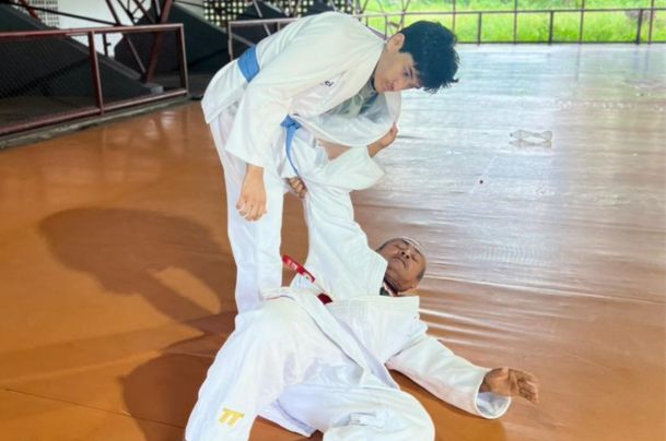 SEDEL-Vinicius-da-Costa-e-sensei-David-Washington-em-treino-na-Vila-Olimpica-de-Manaus-2-FOTO-Divulgacao-Sedel