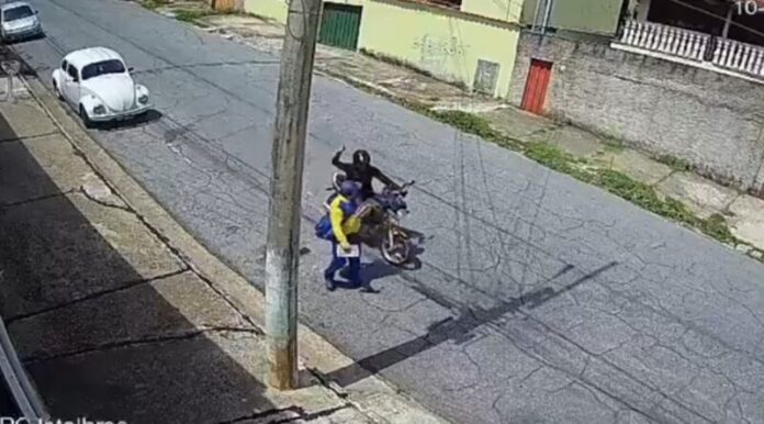 Vídeo_ carteiro é atacado por motociclista em Belo Horizonte