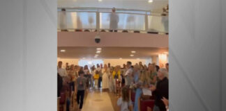 Cláudio Castro foi aplaudido de pé neste domingo, 02, em missa na Paróquia Santa Rosa de Lima da Barra da Tijuca