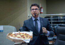 Em protesto com pizza, Rodrigo Guedes cobra da CMM ação sobre cassação de Bual, preso por “rachadinha”