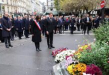 Macron visita bares alvos de ataques do Estado Islâmico há dez anos