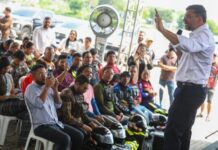 Governador Wilson Lima apresenta novos serviços do Detran-AM e realiza entrega a motofretistas