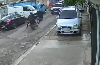 Motorista atropela bandido armado, dá a ré para atropelar de novo e foge