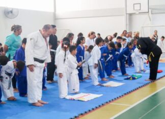 Alunos da rede municipal de Manaus celebram conquistas em troca de faixas do projeto “aprender lutando”