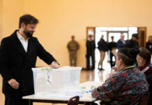 Presidente Gabriel Boric vota pela última vez e defende a democracia no segundo turno chileno