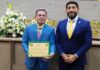 Dr. Eduardo Assis homenageia o vice-governador Tadeu de Souza com a Medalha de Ouro da Cidade de Manaus