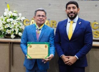 Dr. Eduardo Assis homenageia o vice-governador Tadeu de Souza com a Medalha de Ouro da Cidade de Manaus