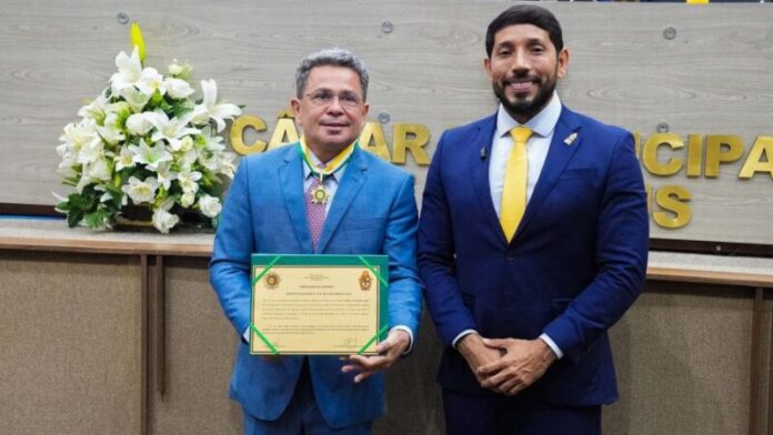 Dr.-Eduardo-Assis-homenageia-o-vice-governador-Tadeu-de-Souza-com-a-Medalha-de-Ouro-da-Cidade-de-Manaus