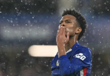 Jovem Estevão gera debate entre torcedores do Chelsea após pouco tempo de jogo em Vitória contra o Everton