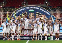 Veja o momento em que o Flamengo ergue a taça do Derby das Américas