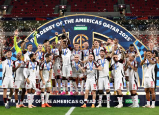 Veja o momento em que o Flamengo ergue a taça do Derby das Américas