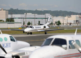 Avião de ex-piloto da Nascar cai durante pouso nos EUA e deixa mortos