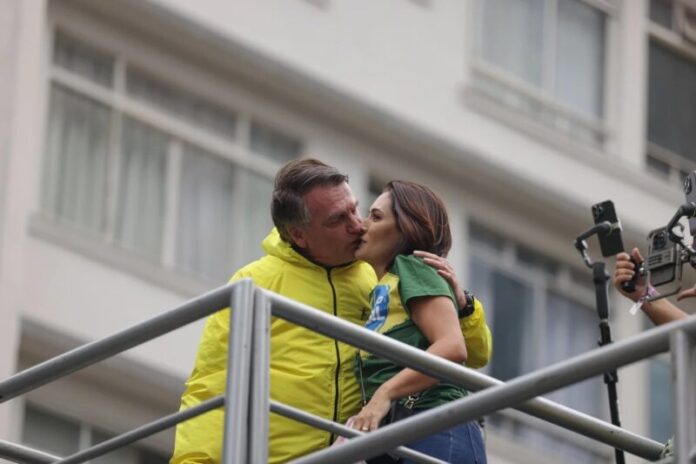 MIchelle-Bolsonaro-acompanha-Jair-Bolsonaro-durante-ato-na-Avenida-Paulista-em-São-Paulo-pedindo-a-anistia-dos-presos-pelos-ataques-ao-Três-Poderes-no-dia-8-de-janeiro-Metrópoles-7