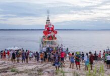 Prefeitura de Manaus inicia ‘Natal nas Águas’ com entrega de cestas e brindes a comunidades ribeirinhas