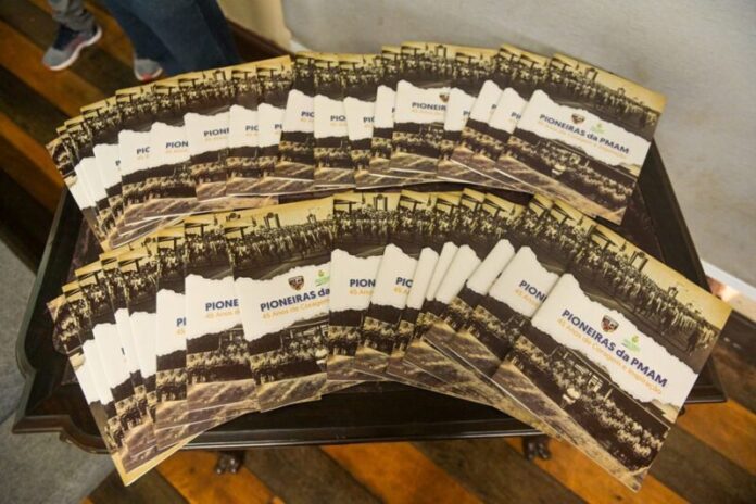 PMAM_LANCAMENTO-DA-REVISTA-COMEMORATIVA-DOS-45-ANOS-DA-PRIMEIRA-TURMA-DE-MULHERES_FOTO-VICENTE-SILVA-PMAM