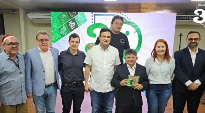 Sinesio-Campos-destaca-papel-do-Parlamento-no-licenciamento-ambiental-durante-mesa-redonda-pelos-30-anos-do-IPAAM-Foto-Ascom-Ipaam