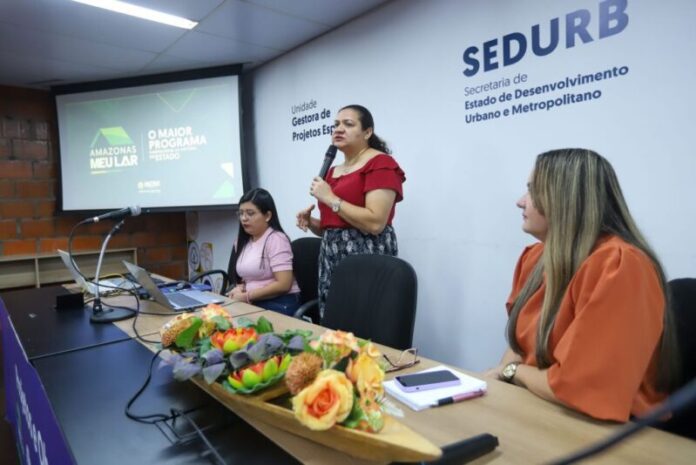 UGPE_CRIACAO-DO-GRUPO-INSTITUCIONAL-PARA-O-RESIDENCIAL-NOVO-ALEIXO-VIVIANE-DUTRA-SUBCOORDENADORA-DE-PROJETOS-SOCIAIS_FOTO-PAULA-PESSOA_UGPE-1024x683