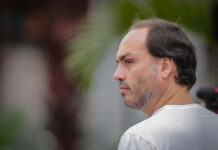 Carlos Bolsonaro anuncia renúncia no Rio para tentar Senado por SC