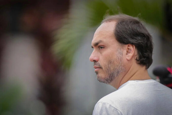 Vereador-Carlos-Bolsonar-visita-o-pai-Bolsonaro-que-esta-preso-na-superintendencia-da-Policia-Federal-PF-Metropoles-14-scaled