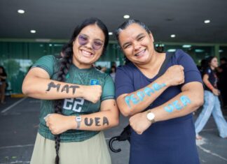 Mãe e filha celebram aprovações simultâneas em vestibular da UEA e marcam manhã de emoção na divulgação dos resultados